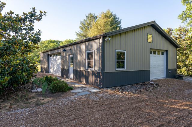 1098 Fred Gibbs Rd, White Bluff, TN 37187
