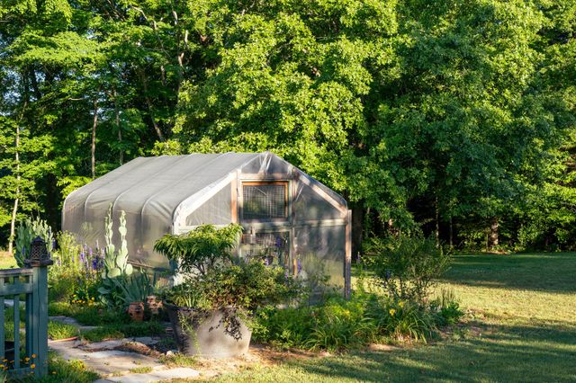 1098 Fred Gibbs Rd, White Bluff, TN 37187