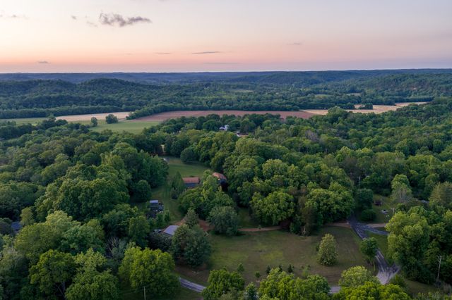 1098 Fred Gibbs Rd, White Bluff, TN 37187