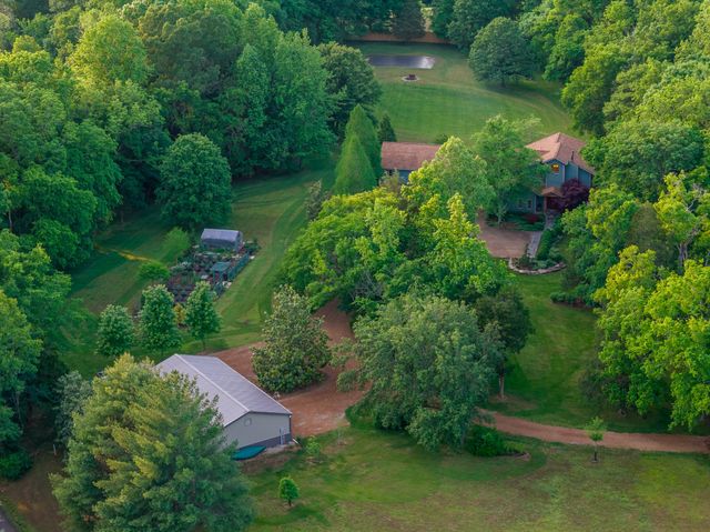 1098 Fred Gibbs Rd, White Bluff, TN 37187