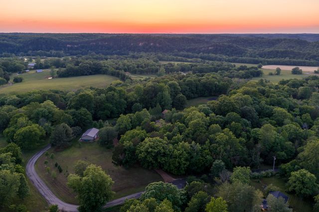 1098 Fred Gibbs Rd, White Bluff, TN 37187