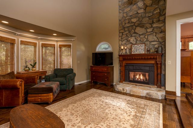 1098 Fred Gibbs Rd, White Bluff, TN 37187