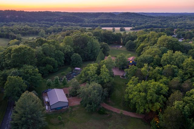 1098 Fred Gibbs Rd, White Bluff, TN 37187