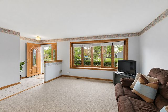 927 Gregory Lane, Schaumburg, IL 60193