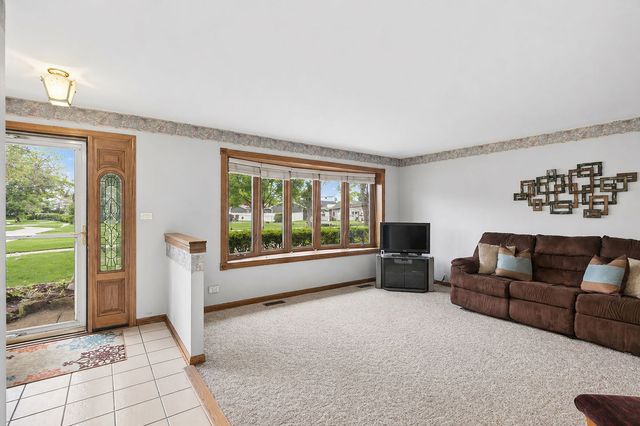 927 Gregory Lane, Schaumburg, IL 60193