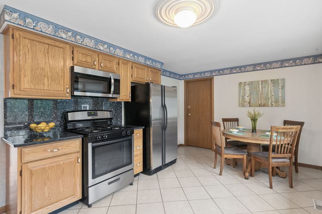 927 Gregory Lane, Schaumburg, IL 60193