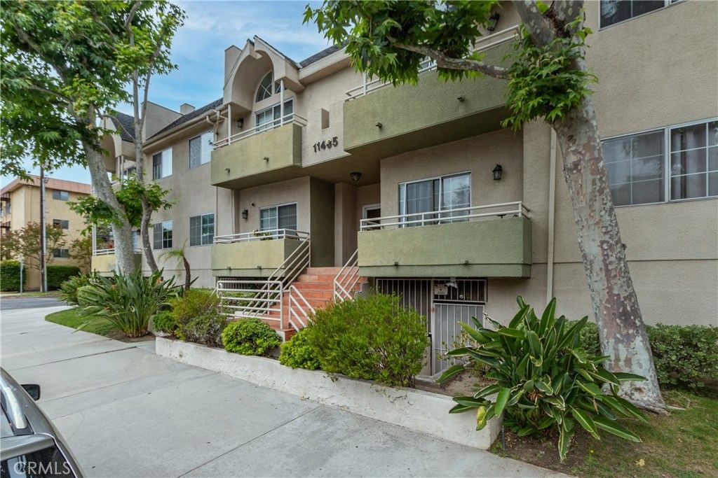 Image 1 of property listing at 11485 Moorpark Street 15, Studio City, CA 91602