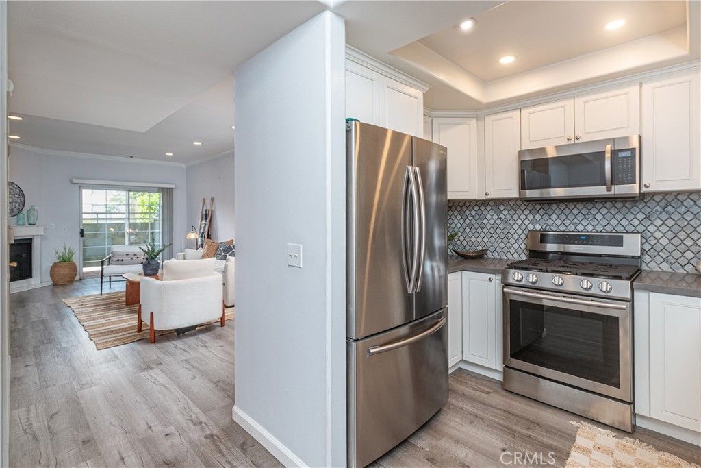 Image 10 of property listing at 11485 Moorpark Street 15, Studio City, CA 91602