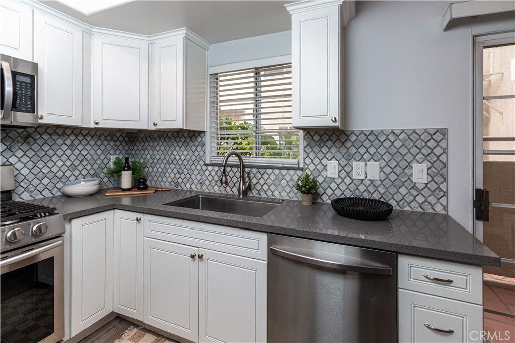 Image 11 of property listing at 11485 Moorpark Street 15, Studio City, CA 91602