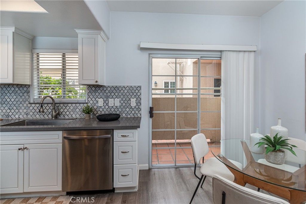 Image 13 of property listing at 11485 Moorpark Street 15, Studio City, CA 91602