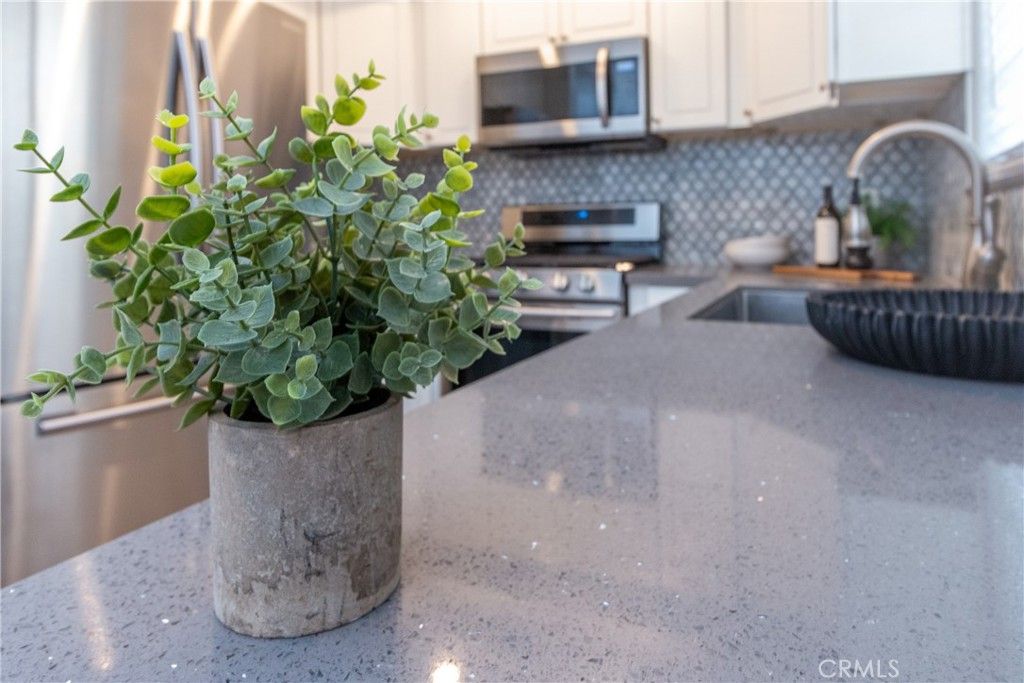 Image 14 of property listing at 11485 Moorpark Street 15, Studio City, CA 91602