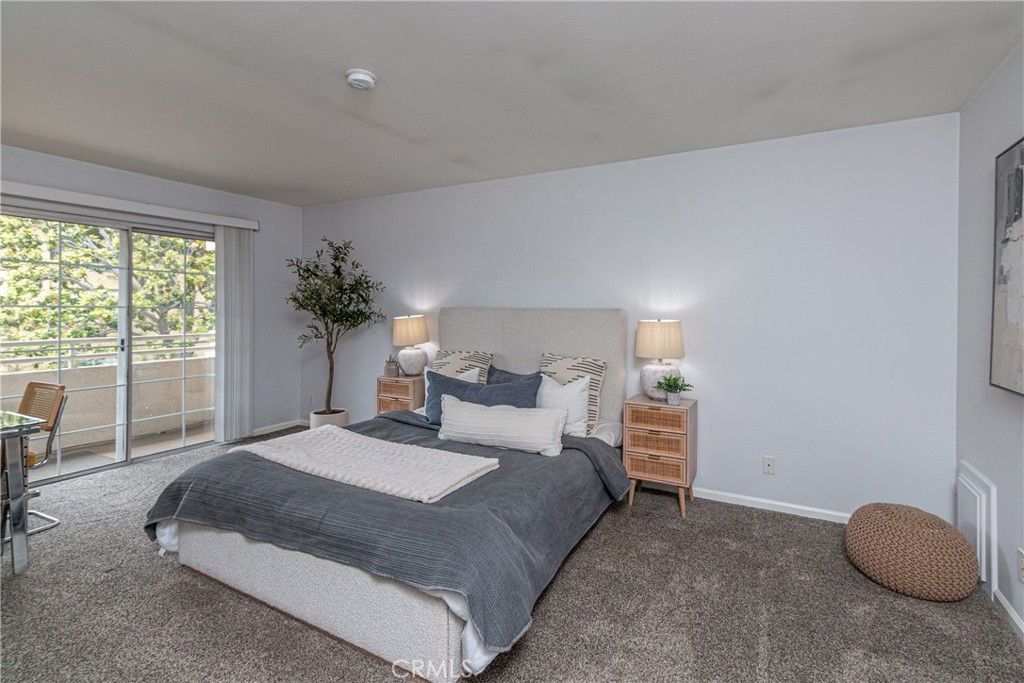 Image 17 of property listing at 11485 Moorpark Street 15, Studio City, CA 91602