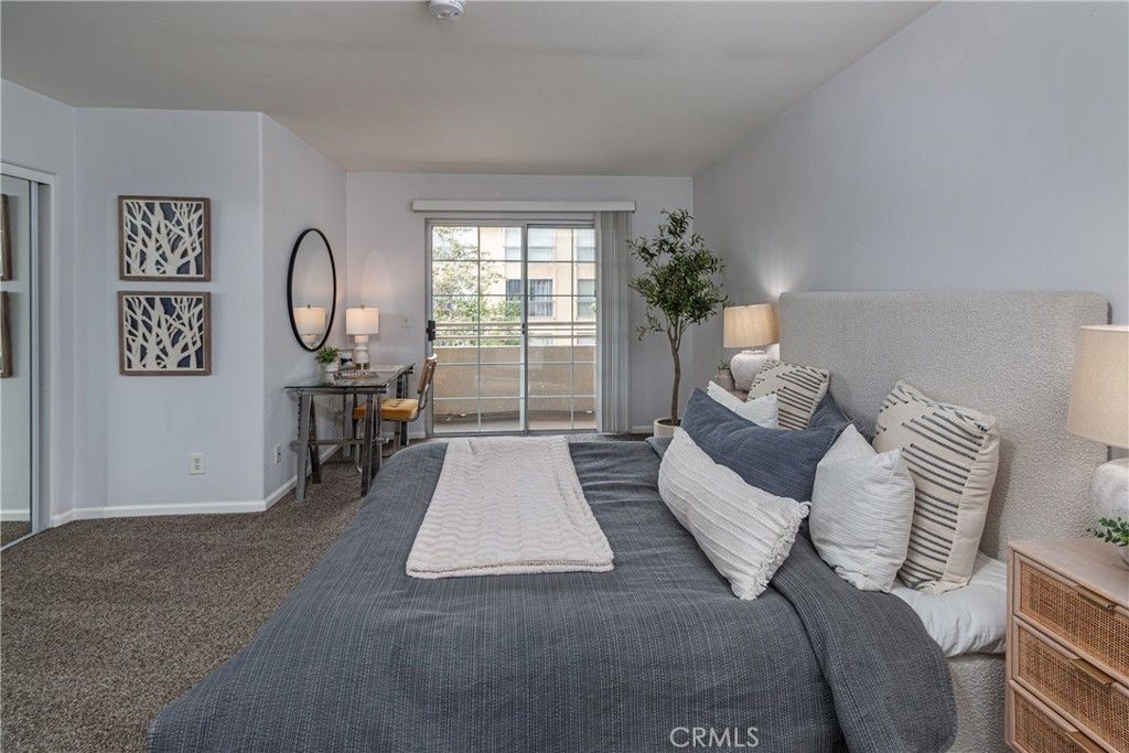 Image 18 of property listing at 11485 Moorpark Street 15, Studio City, CA 91602