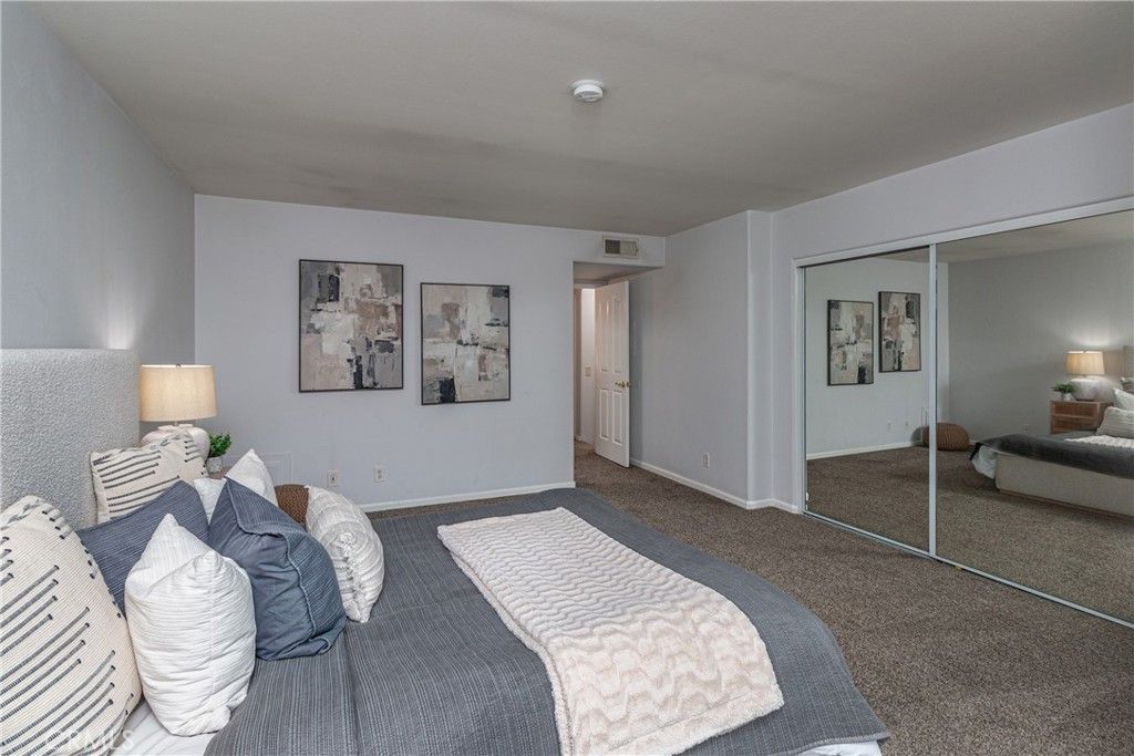 Image 19 of property listing at 11485 Moorpark Street 15, Studio City, CA 91602