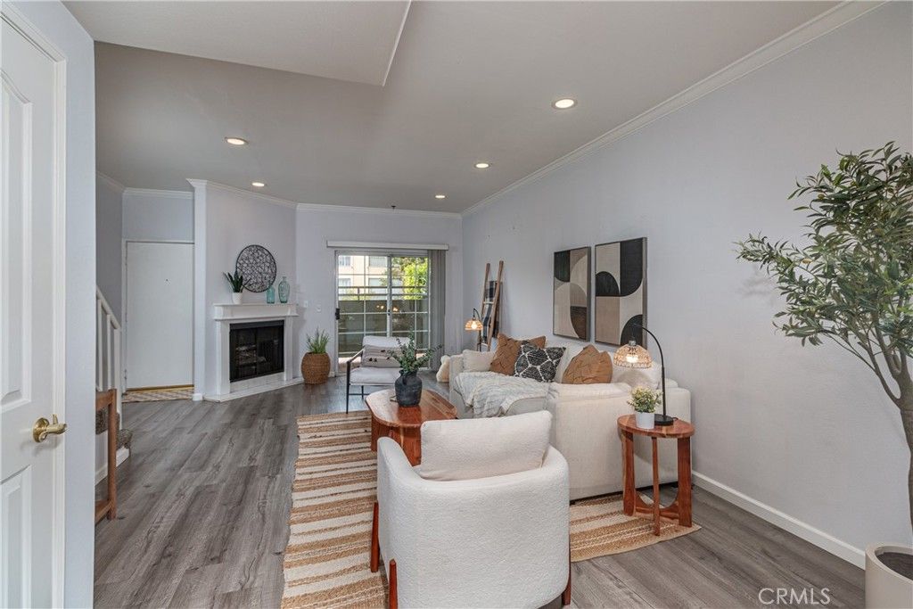 Image 2 of property listing at 11485 Moorpark Street 15, Studio City, CA 91602