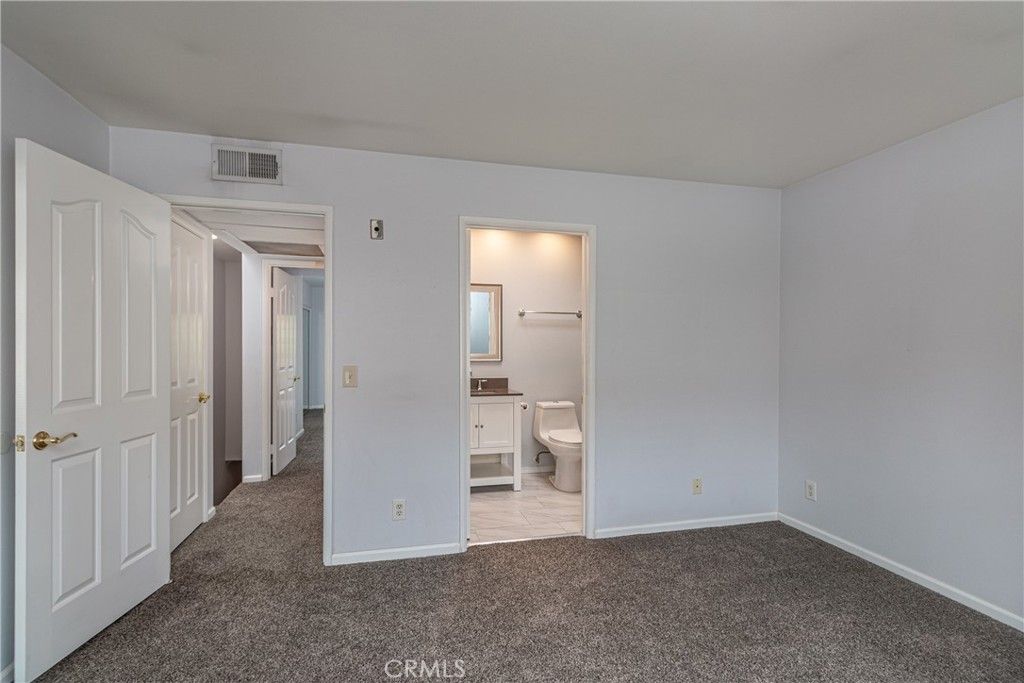 Image 24 of property listing at 11485 Moorpark Street 15, Studio City, CA 91602