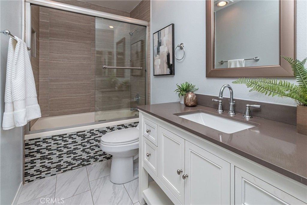 Image 25 of property listing at 11485 Moorpark Street 15, Studio City, CA 91602