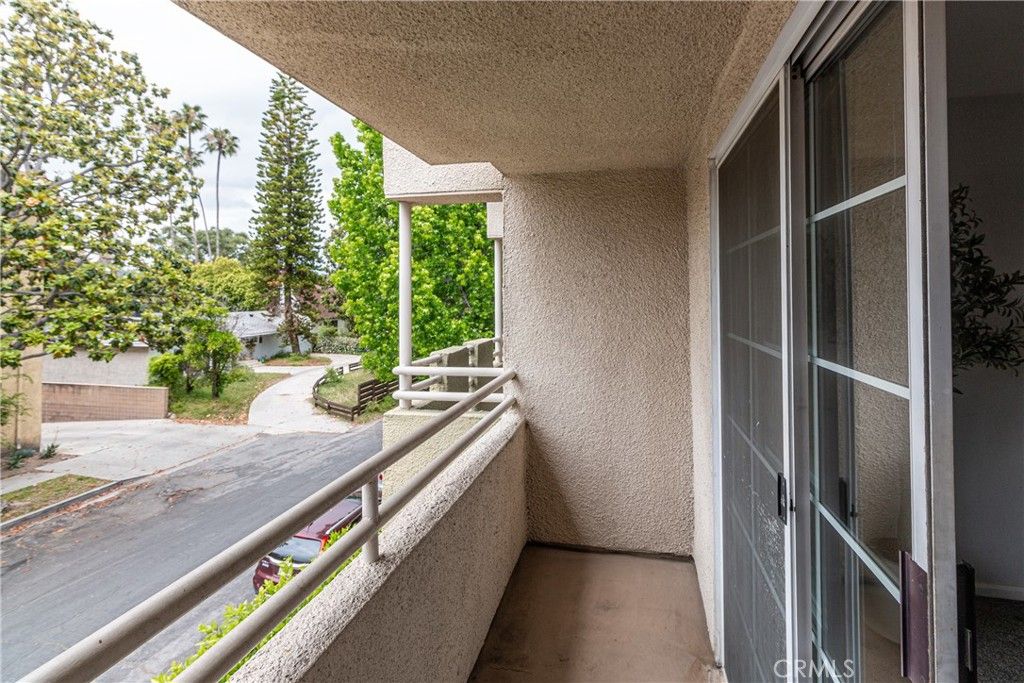 Image 28 of property listing at 11485 Moorpark Street 15, Studio City, CA 91602