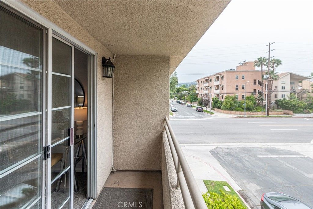 Image 29 of property listing at 11485 Moorpark Street 15, Studio City, CA 91602