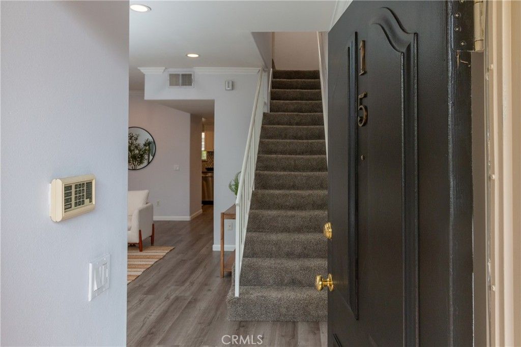 Image 3 of property listing at 11485 Moorpark Street 15, Studio City, CA 91602