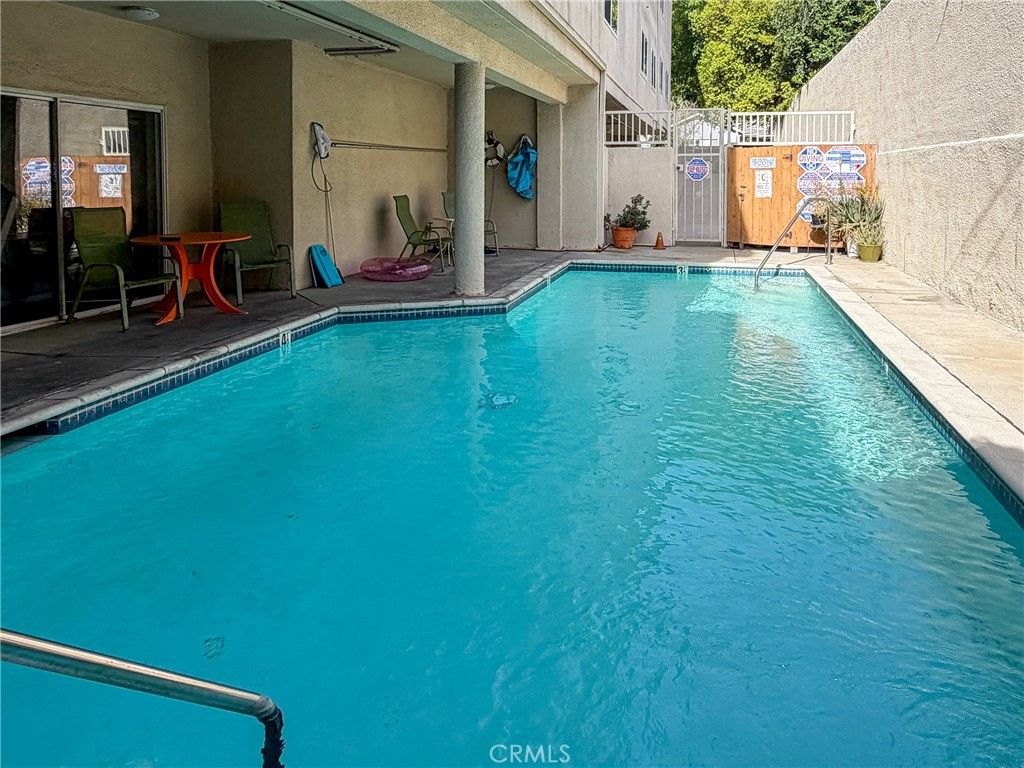 Image 33 of property listing at 11485 Moorpark Street 15, Studio City, CA 91602