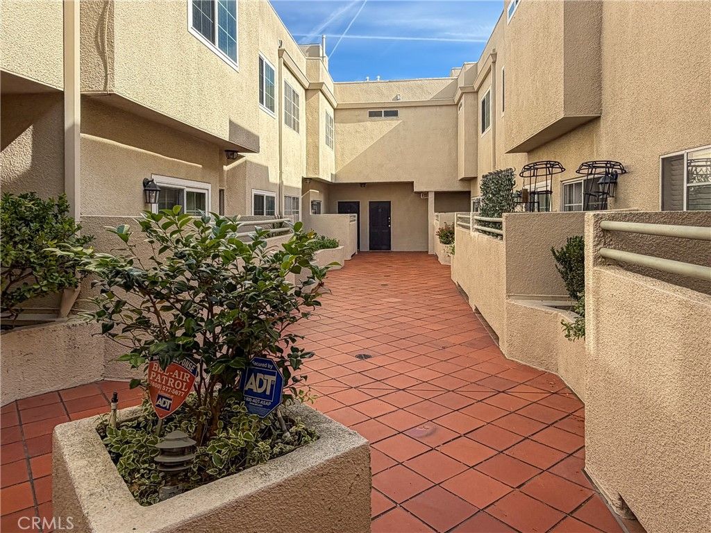 Image 37 of property listing at 11485 Moorpark Street 15, Studio City, CA 91602