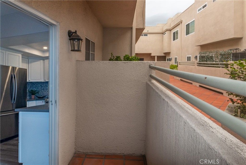 Image 38 of property listing at 11485 Moorpark Street 15, Studio City, CA 91602