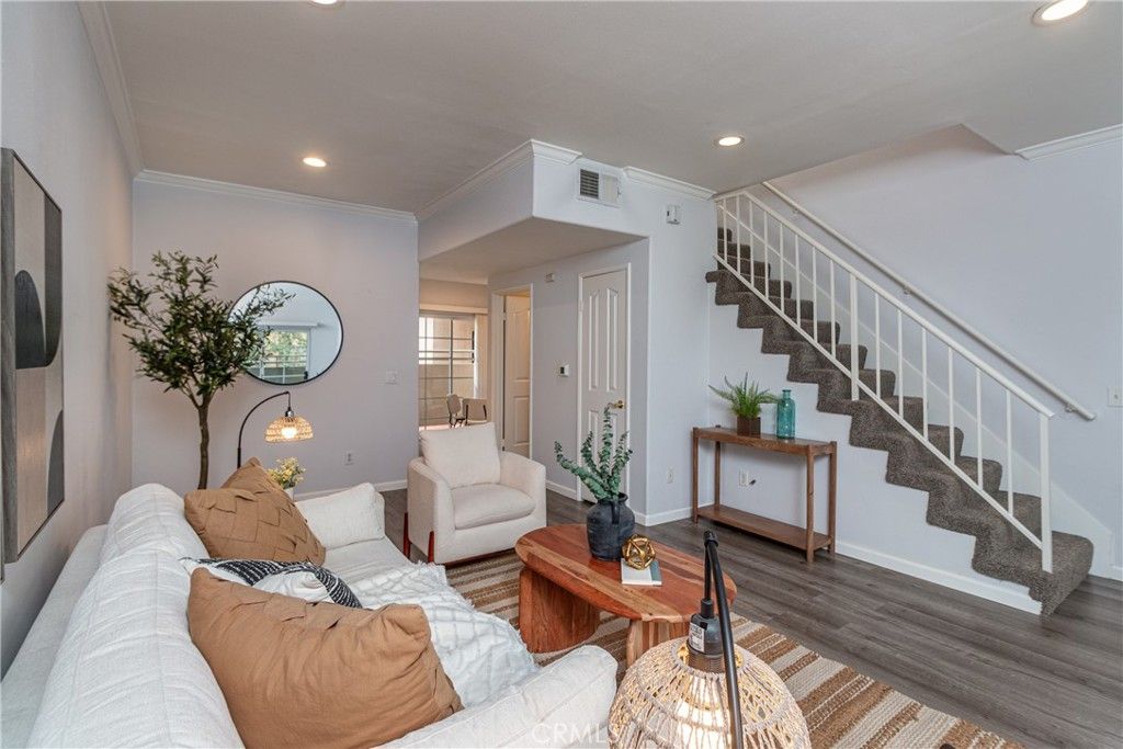 Image 4 of property listing at 11485 Moorpark Street 15, Studio City, CA 91602