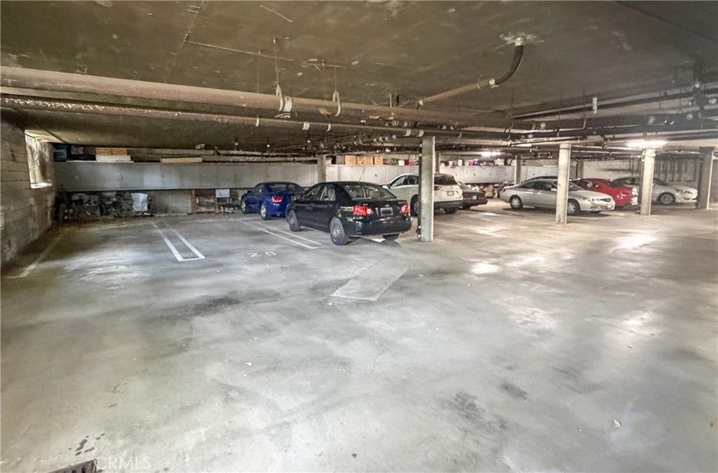 Image 40 of property listing at 11485 Moorpark Street 15, Studio City, CA 91602