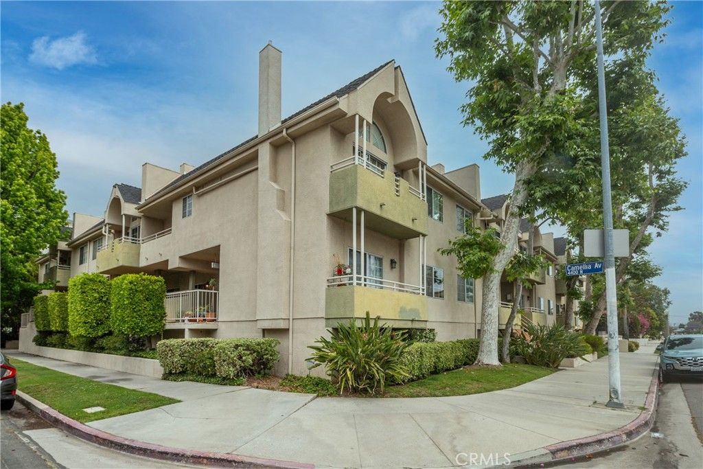 Image 41 of property listing at 11485 Moorpark Street 15, Studio City, CA 91602