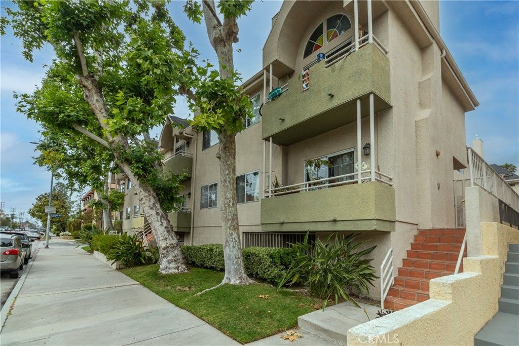 Image 42 of property listing at 11485 Moorpark Street 15, Studio City, CA 91602