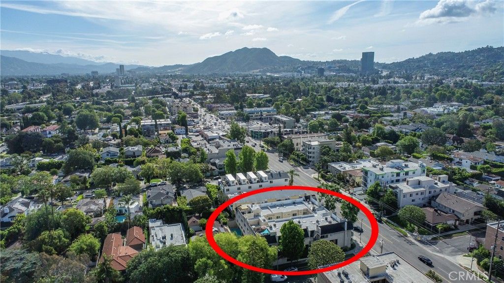 Image 43 of property listing at 11485 Moorpark Street 15, Studio City, CA 91602