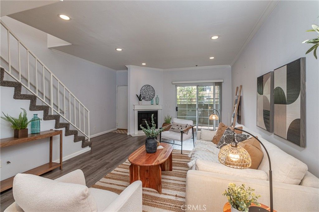 Image 5 of property listing at 11485 Moorpark Street 15, Studio City, CA 91602