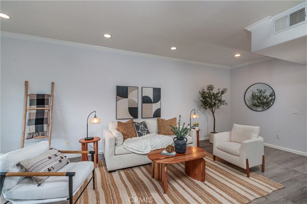 Image 6 of property listing at 11485 Moorpark Street 15, Studio City, CA 91602