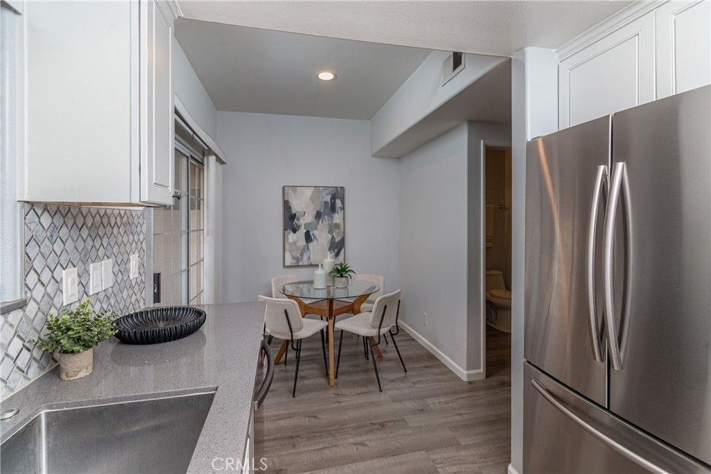 Image 8 of property listing at 11485 Moorpark Street 15, Studio City, CA 91602