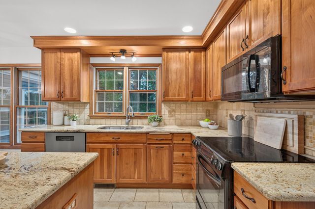 8906 138th Street Court, Apple Valley, MN 55124