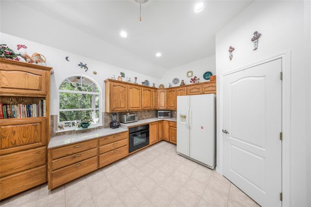 107 Stageline DR, Kyle, TX 78640
