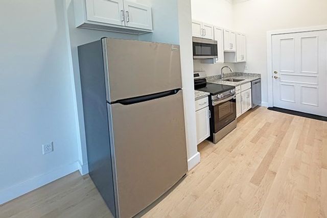 105 Paige St 510, Lowell, MA 01852