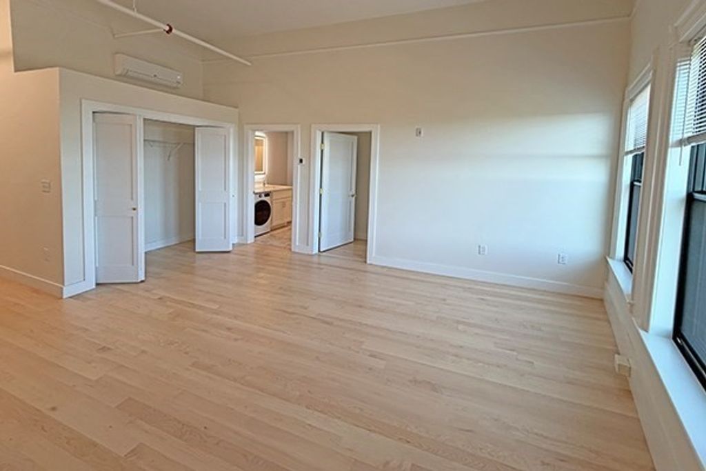 105 Paige St 510, Lowell, MA 01852