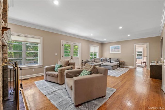 11 Oak Hill Road, Lloyd Harbor, NY 11743