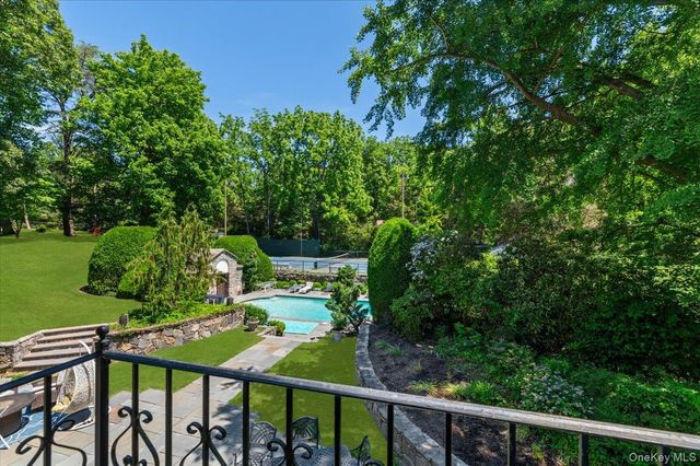 11 Oak Hill Road, Lloyd Harbor, NY 11743