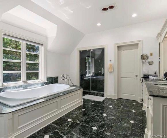 11 Oak Hill Road, Lloyd Harbor, NY 11743