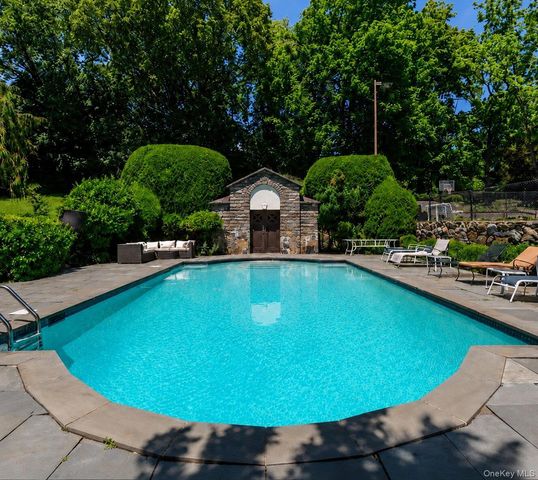 11 Oak Hill Road, Lloyd Harbor, NY 11743