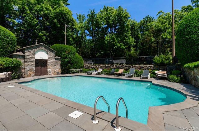 11 Oak Hill Road, Lloyd Harbor, NY 11743