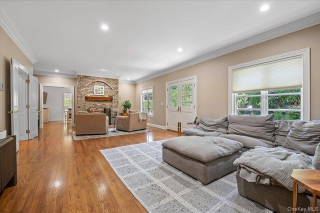 11 Oak Hill Road, Lloyd Harbor, NY 11743