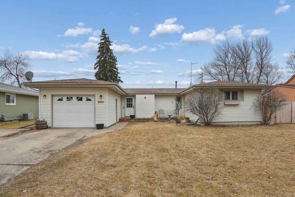 2921 12th Street S, Fargo, ND 58103