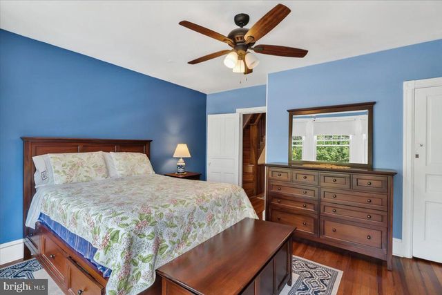 18 W GRAVERS LN, Philadelphia, PA 19118