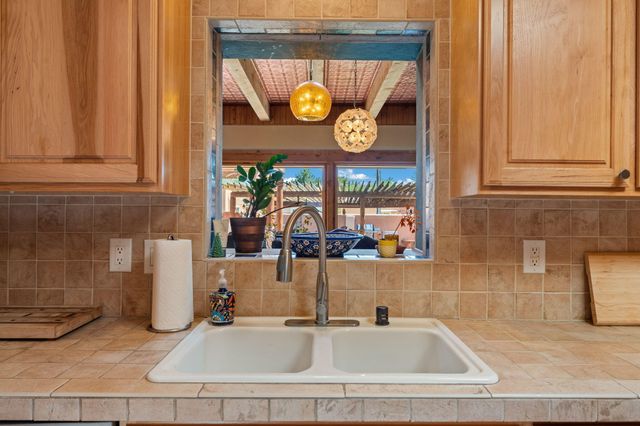 704 TYLER Road NW, Los Ranchos, NM 87107