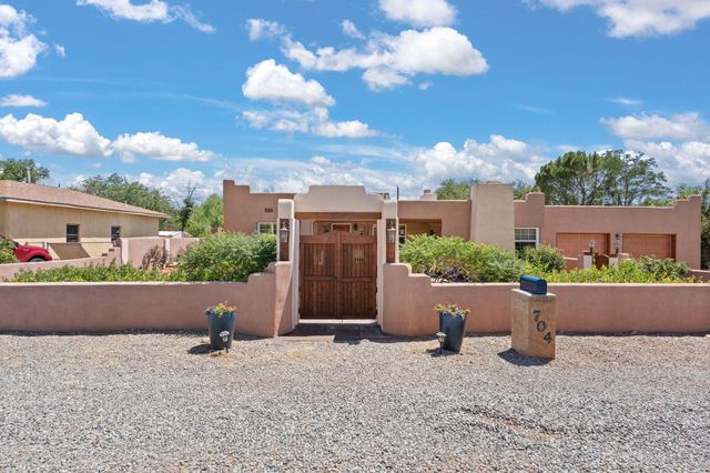704 TYLER Road NW, Los Ranchos, NM 87107
