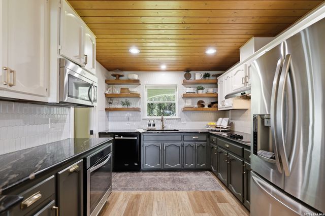 8908 CEDAR TRL, Boerne, TX 78006